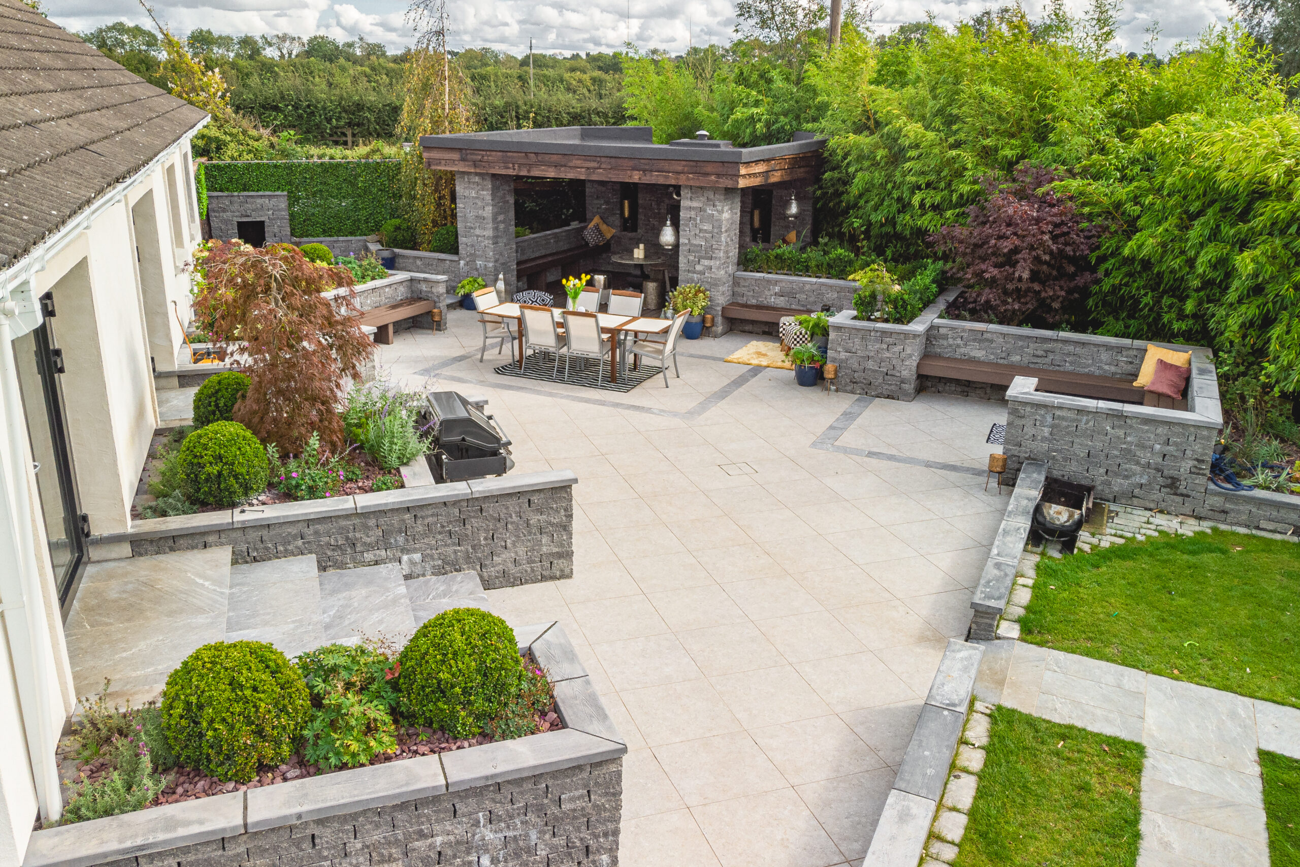 CONNEMARA_WALLING_RAVEN_WHITE_